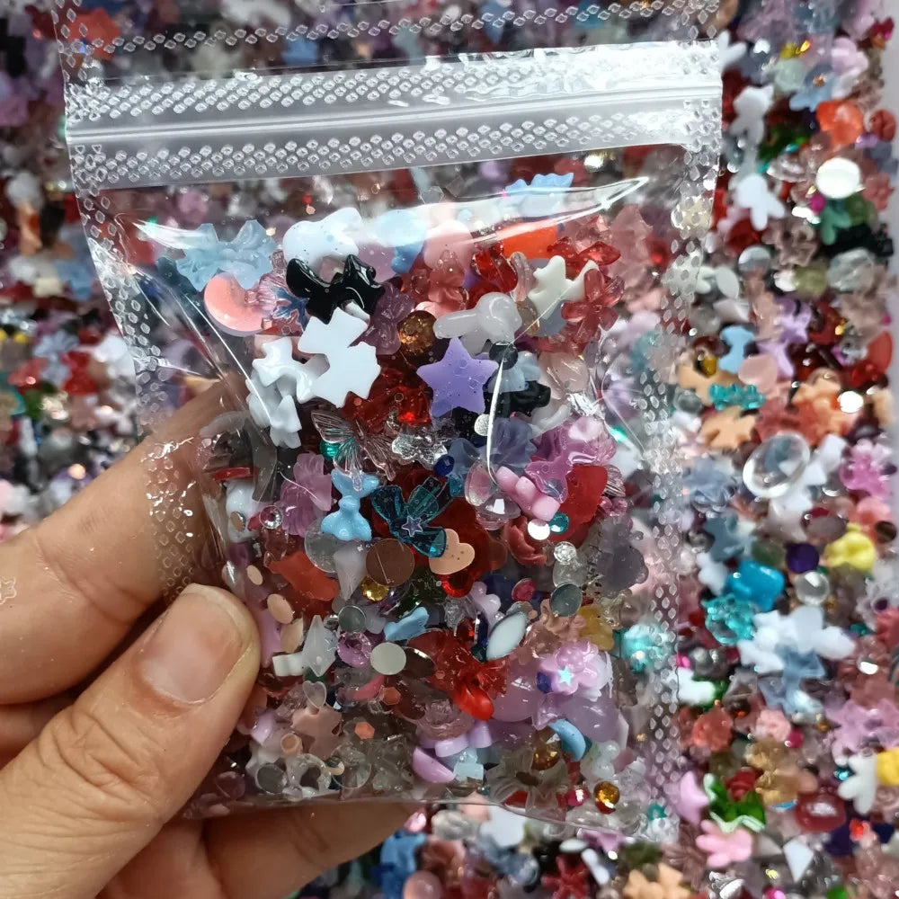 600pcs Kawaii Nail Charms – Mixed Flower, Moon, Bear & Bowknot Resin Rhinestones for Y2K Nail Art, DIY Manicure Decorations & Accessories