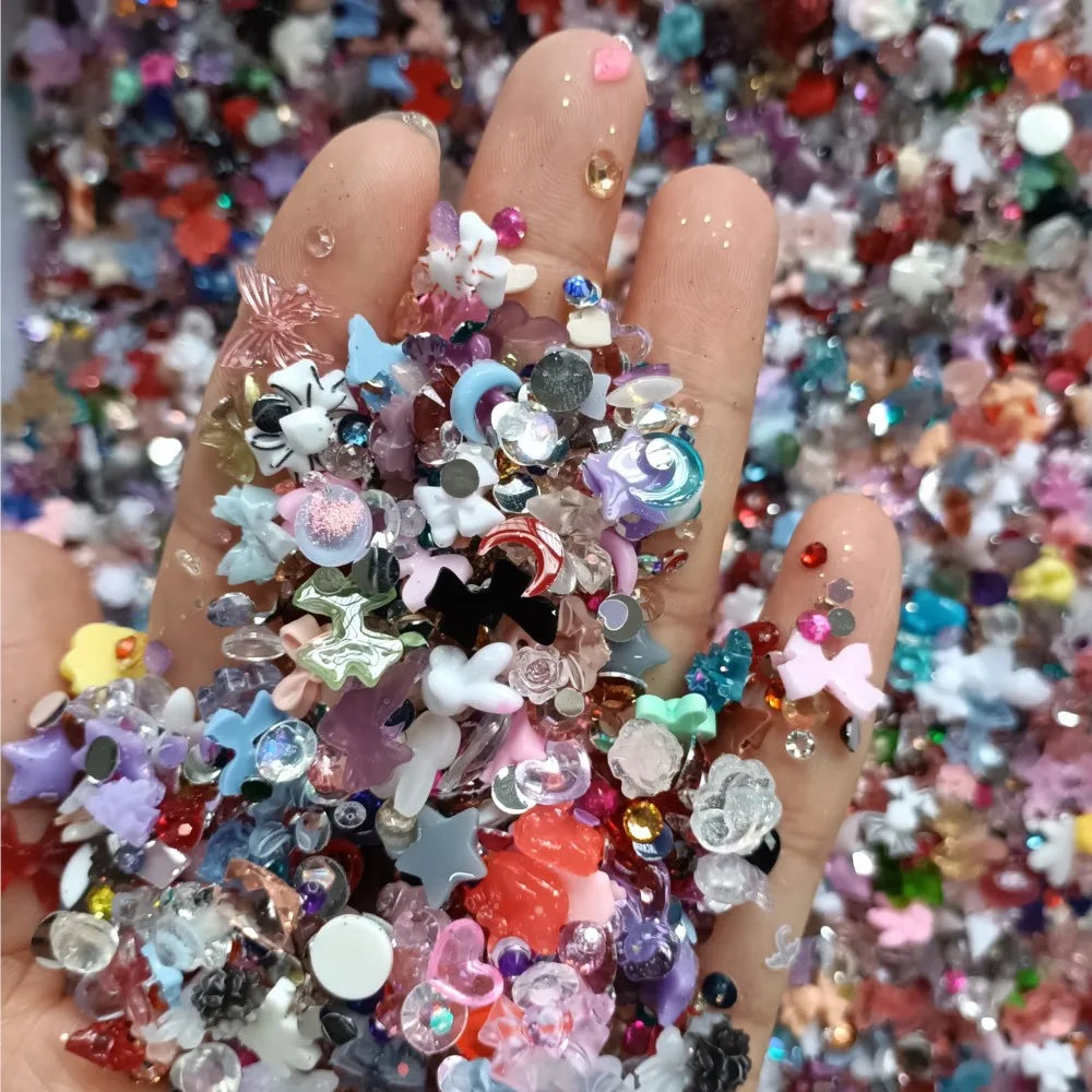 600pcs Kawaii Nail Charms – Mixed Flower, Moon, Bear & Bowknot Resin Rhinestones for Y2K Nail Art, DIY Manicure Decorations & Accessories
